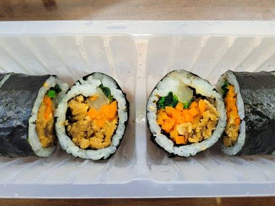 복을 만드는 사람들(주)에서 만든 유부우엉 냉동김밥. 중간을 칸막이로 분리한 막대 모양의 포장 용기에 좌우로 김밥 5개씩 총 10개가 담겨 있다. 안대훈 기자