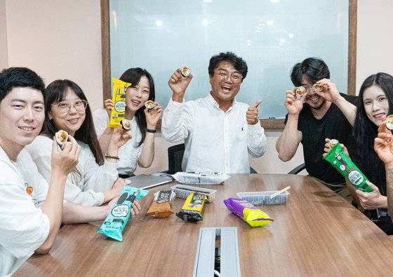 국내 냉동김밥 원조인 경남 하동군의 '복을 만드는 사람들(주)'의 조은우 대표(가운데)와 직원들. 사진 복을 만드는 사람들(주)