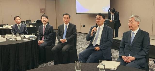 이재훈(오른쪽 두 번째) 한국로잔위원회 의장이 로잔 대회 관련해 발언하고 있다.