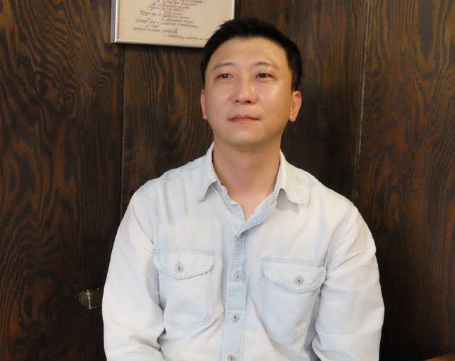 오병량 시인은 “부족한 나라는 사람도 시를 쓰며 들여다볼 때 멋진 모습이 있구나 생각하게 된다”고 말하며 웃었다. 본인 제공