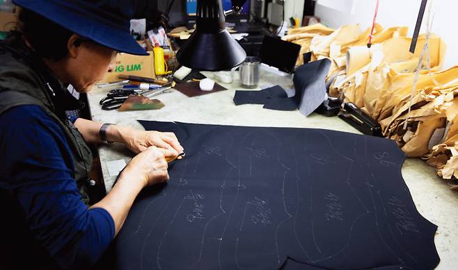 수작업으로 재단하고 있는 장인.