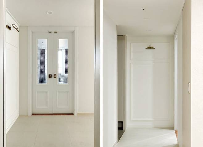 2개의 작은 방을 트면서 복도와 맞닿아 있던 벽을 모두 철거하고 침실에 중문을 설치했다(왼쪽). 웨인스코팅 몰딩과 벽등을 시공해 앤티크한 느낌을 주는 복도 벽.