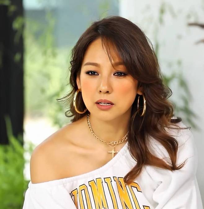 MBC TV '놀면 뭐하니'에서 혼성 그룹 '싹스리'와 '환불원정대'를 통해 90년대 룩을 붐업시킨 이효리. 다양한 링 귀걸이 룩을 보여주었다.@hangout_with_yoo