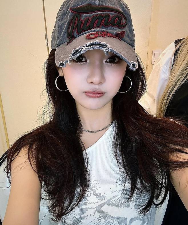푸마 볼캡과 링 귀걸이로 Y2K 스타일을 보여준 에스파의 닝닝. @imnotningning