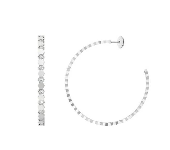 최근 송혜교의 공항 룩으로 화제가 됐던 쇼메 '비 마이 러브' 컬렉션의 링 귀걸이. 쇼메.