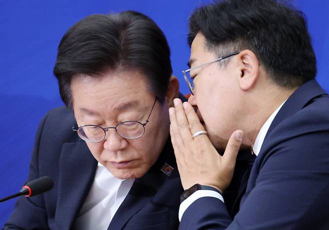 12일 국회에서 열린 최고위원회의에서 더불어민주당 이재명 대표에게 박찬대 원내대표가 귓속말을 하고 있다. 뉴시스
