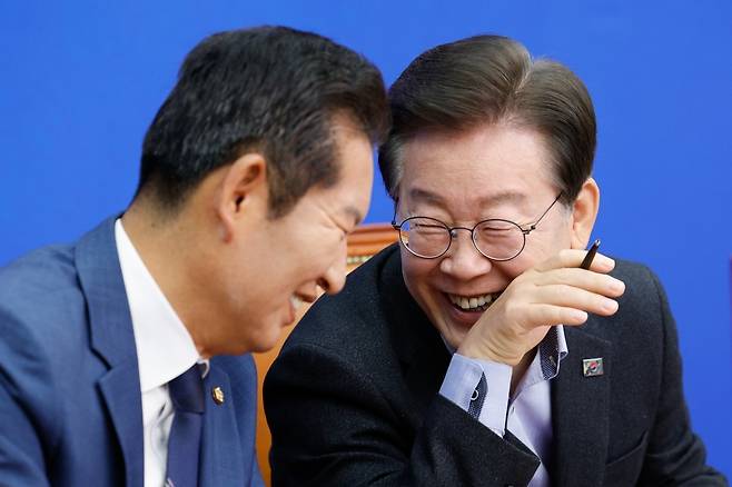 당 회의 도중 웃고 있는 더불어민주당 이재명 대표와 정청래 최고위원. 뉴스1