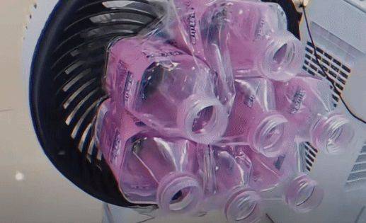 중국에서 선풍기에 피트병을 붙은 '선풍컨'이 인기를 끌고 있다. 출처=더우인