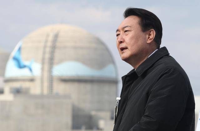 윤석열 대통령이 국민의힘 대선 후보 시절이던 2021년 12월 29일 경북 울진 신한울 3·4호기 건설 중단 현장을 방문해 탈원전 정책 전면 재검토 공약을 발표하고 있다. 울진=연합뉴스