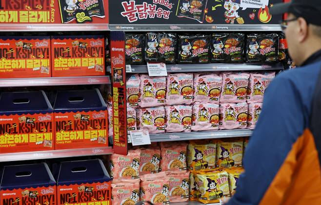 마트에 진열된 불닭볶음면./사진=뉴시스 /사진=홍효식