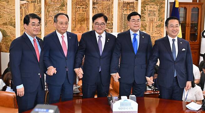 우원식 국회의장(왼쪽 세 번째)이 17일 오후 서울 여의도 국회에서 추경호(왼쪽 두 번째) 국민의힘 원내대표 및 박찬대(오른쪽 두 번째) 더불어민주당 원내대표와 원 구성과 관련해 회동하고 있다. 왼쪽부터 배준영 국민의힘 원내수석부대표, 추경호 국민의힘 원내대표, 우원식 국회의장, 박찬대 더불어민주당 원내대표, 박성준 더불어민주당 원내수석부대표. 임세준 기자