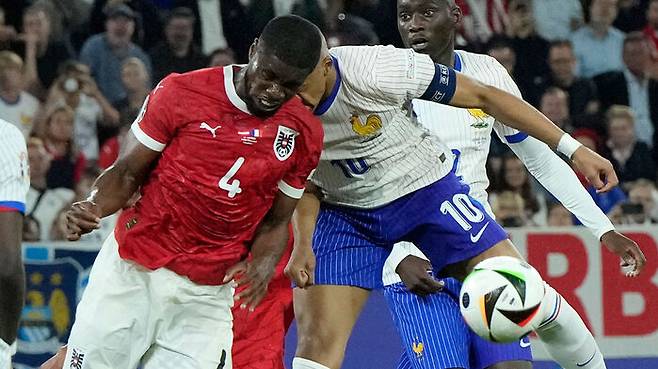 킬리안 음바페(오른쪽)가 유로 2024 축구대회 D조 오스트리아와 프랑스의 경기 도중 오스트리아의 케빈 단소와 충돌하고 있습니다.