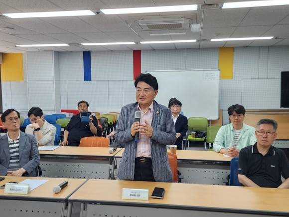 지난 14일 종로구 청년재단에서 열린 ‘2024 소잉마스터 아카데미 청년 뉴진스 데님 특화 과정 7기’ 오리엔테이션에 참석해 인사말을 하는 홍국표 의원