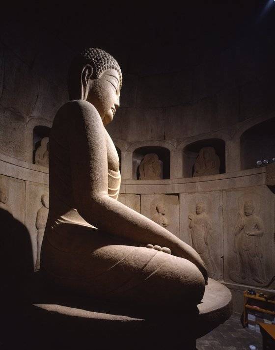 고 한석홍 사진작가가 2000년 촬영한 석굴암 본존불상과 감실보살상. 사진 국립문화유산연구원