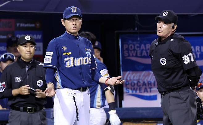 18일 서울 송파구 잠실야구장에서 열린 프로야구 '2024 신한 SOL 뱅크 KBO리그' 두산 베어스와 NC 다이노스의 경기에서 7회초 NC 강인권 감독이 심판 판정에 항의하고 있다. 뉴스1