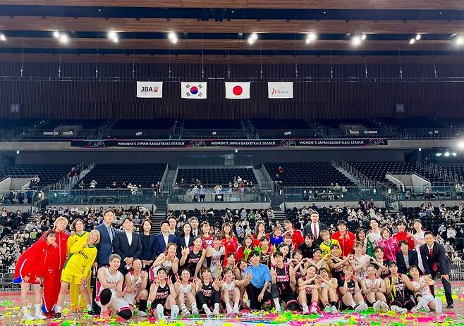 WKBL은 23일 일본 도쿄에서 아시아쿼터 선수 선발을 위한 드래프트를 개최한다. 지난해 도쿄에서 열린 WKBL과 일본 W리그 선수들의 교류전. 사진제공 | WKBL
