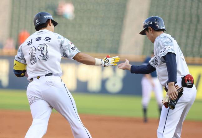 홈런을 친 강승호(왼쪽)가 정진호 1루 주루코치와 하이파이브를 하고 있다. /사진=두산 베어스 제공