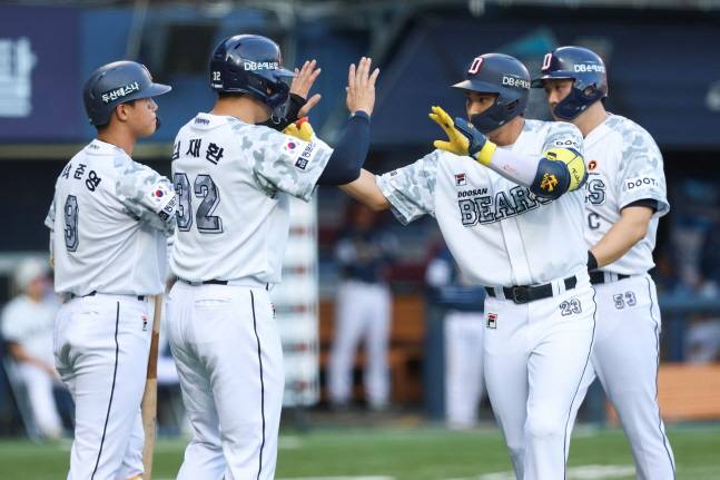 강승호(왼쪽에서 3번째)가 홈런을 친 뒤 동료들과 하이파이브를 하고 있다. /사진=두산 베어스 제공