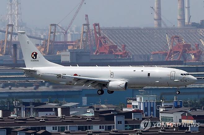 포항에 도착한 최신예 해상초계기 (포항=연합뉴스) 손대성 기자 = 19일 경북 포항공항에 '잠수함 킬러'로 불리는 최신예 해상초계기 'P-8A 포세이돈'이 착륙하고 있다.
국내 도착한 P-8A는 미국 보잉사가 한국 해군에 납품하기 위해 제작한 6대 중 일부다.
최대속도는 시속 907㎞로 우리 해군의 기존 해상초계기인 P-3(시속 749㎞)보다 빠르고, 작전반경도 넓다. 2024.6.19 sds123@yna.co.kr