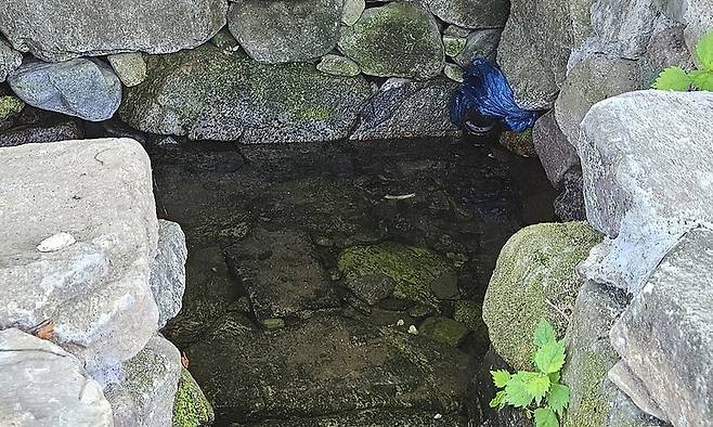 경남 산청군 삼장면 덕교리에 있는 샘터 ‘구시새미’. 샘이 말라서 바닥을 드러내자, 지난봄 산청군은 관로를 설치해서 물을 인공적으로 흘려보내고 있다. 최상원 기자