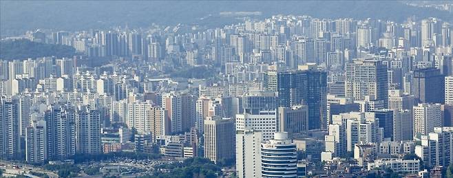 부동산 전문가들은 신규 주택 공급 부족, 기준금리 인하 기대 등으로 올해 하반기 아파트 매매값과 전셋값이 동반 상승할 것으로 내다봤다. 서울 여의도 63빌딩에서 바라본 서울 아파트 단지. /임형택 기자