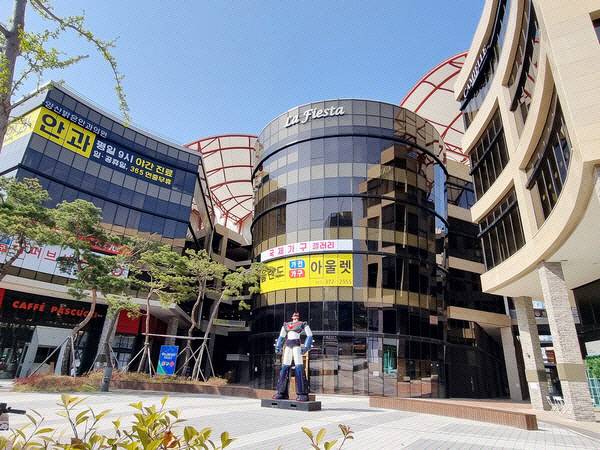 LF스퀘어몰이 개장하는 양산 증산상업지역의 라피에스타 상가. 국제신문 DB