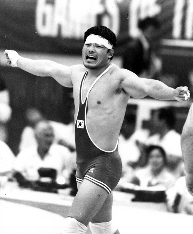 한명우가 1988년 제24회 서울하계올림픽 레슬링 자유형 –82㎏ 금메달 획득 후 기뻐하고 있다. 사진=매일경제DB