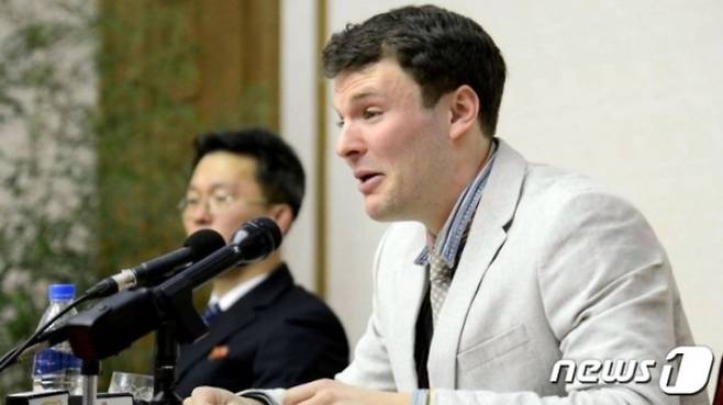 북한에서 선전물을 훔치려한 혐의로 체포된 오토 웜비어가 기자회견을 했던 모습(C) AFP=뉴스1