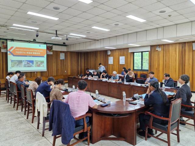▲ 토종닭 산업 발전을 위해서는 품종 등록 및 능력검정 제도 도입이 꼭 필요하다는 데 의견을 모았으며 구체적인 기준과 실행 방안도 논의했다. ⓒ농촌진흥청