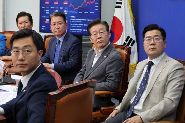 이재명 더불어민주당 대표와 박찬대 원내대표가 19일 서울 여의도 국회에서 열린 최고위원회에서 영상을 보고 있다. 연합뉴스