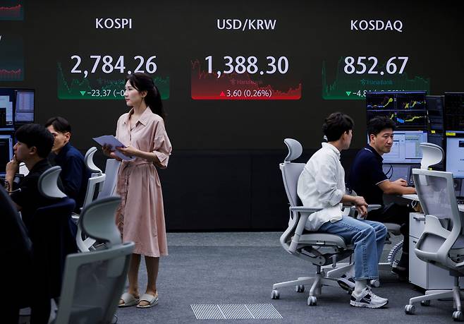 21일 오후 서울 중구 하나은행 딜링룸. /연합뉴스