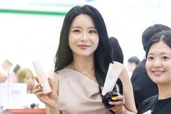 트로트 가수 홍진영이 29일 오후 서울 강남구 코엑스에서 열린 '2024 서울국제화장품·미용산업박람회(코스모뷰티서울)·국제건강산업박람회(헬스&뷰티위크)'를 코스메틱 브랜드 '시크블랑코' 대표 자격으로 방문해 자사 제품을 홍보하고 있다. 뉴스1