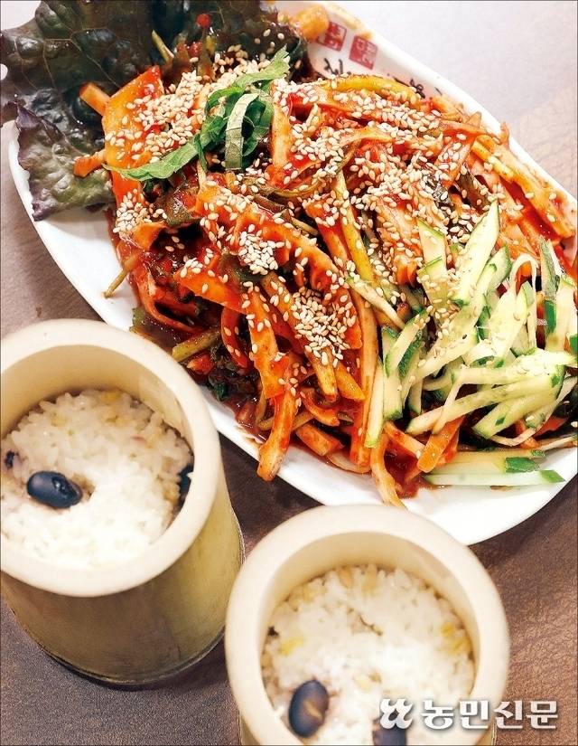 감칠맛 좋은 죽순회와 향긋한 대통밥. 전남 담양에선 4~6월에 채취한 연한 분죽맛을 으뜸으로 친다. 담양=백승철 프리랜서 기자