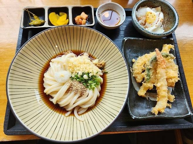 서울 서초구 ‘묘오또’의 붓가케우동세트.