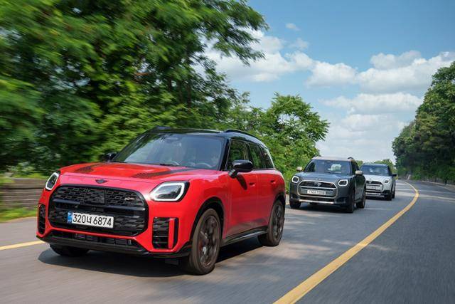 MINI 컨트리맨이 도로를 주행하고 있다. MINI코리아 제공