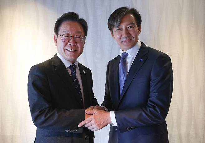 더불어민주당 이재명 대표와 조국혁신당 조국 대표가 지난 4월 25일 서울 모처에서 만찬 회동을 하고 있다. 사진 더불어민주당