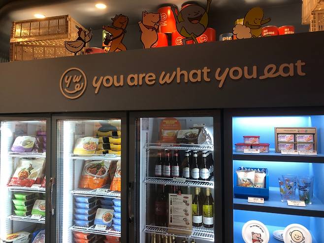 ‘유아왓유잇 코엑스점’에 진열된 식물성 고기와 햄, 간편식 제품들. 육성연 기자