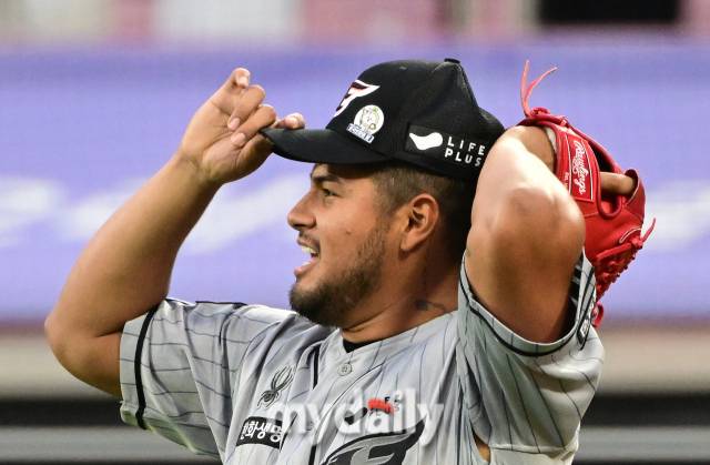 2024년 6월 5일 경기도 수원KT위즈파크에서 '2024 신한 SOL Bank KBO리그' 한화 이글스와 KT 위즈의 경기가 열렸다. 한화 선발투수 바리아가 당황하고 있다./마이데일리