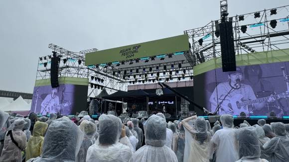 파라다이스 스테이지에서 오프닝 무대를 선보인 놀이도감의 모습.