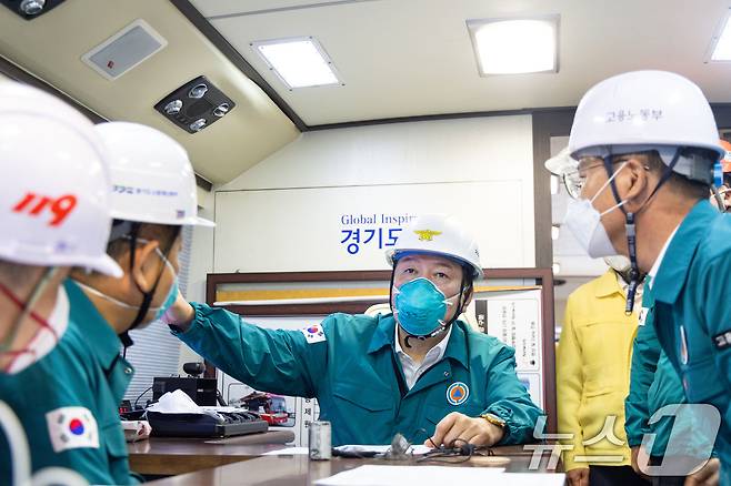 윤석열 대통령이 24일 오후 경기 화성시 서신면 리튬전지 제조공장 화재 현장을 방문, 피해 상황 및 대응 상황을 점검하고 있다. (대통령실 제공) 2024.6.24/뉴스1 ⓒ News1 송원영 기자