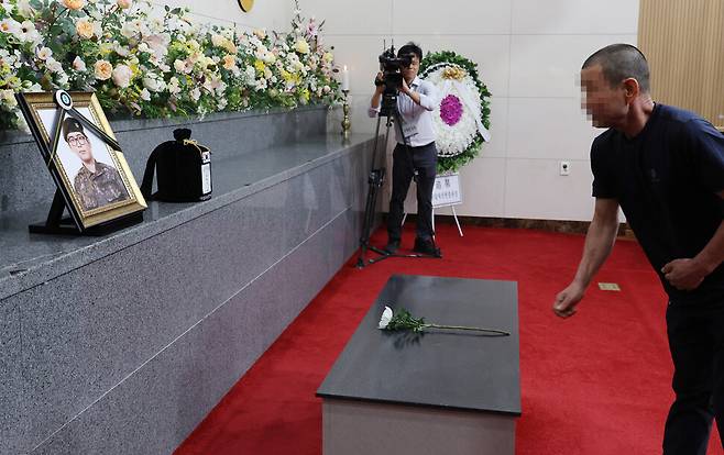 변 하사 아버지가 헌화하고 있다. 김혜윤 기자