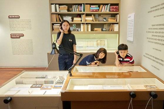 소중 학생기자단이 강릉시 사천면 미노리 방언, 카자흐스탄 고려인 방언 조사 음성 등도 직접 들어봤다.