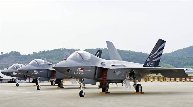 지난해 6월 대한민국 공군이 KF-21 시제 6호기의 최초비행을 마친 뒤 1~3호기를 활주로에 배열해놨다. KAI 제공
