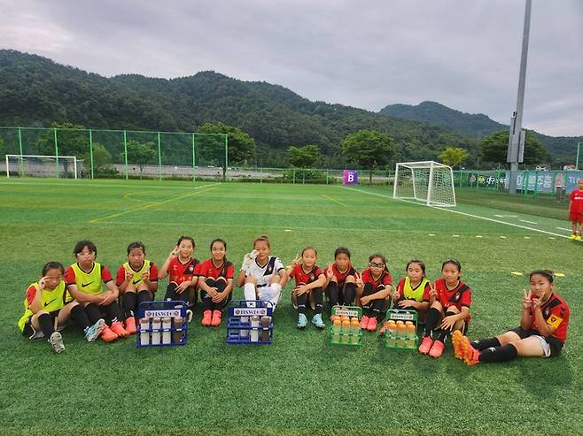 경남 명서초 선수들이 개인 텀블러를 들고 촬영하고 있다. 사진 | 한국여자축구연맹