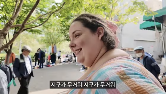 한국에 거주하는 미국인 여성 제나가 서울 종로구에서 건강식품을 파는 노인으로부터 호객 행위를 당하고 있다. 유튜브 채널 '희철리즘' 캡처