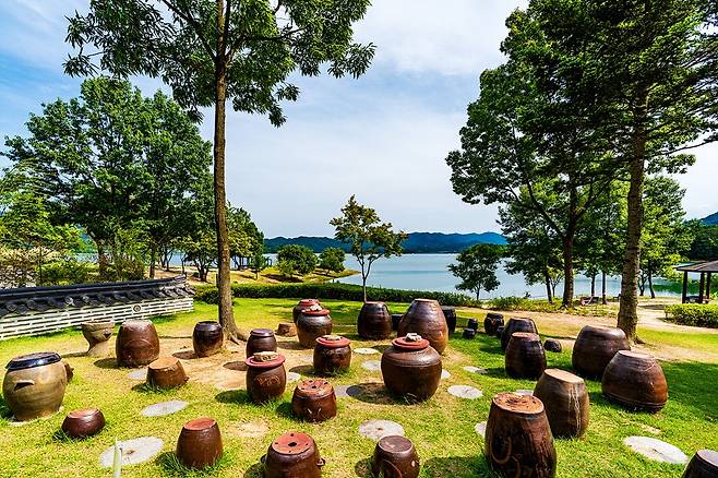 곳곳에 쉼터가 조성된 대청호오백리길