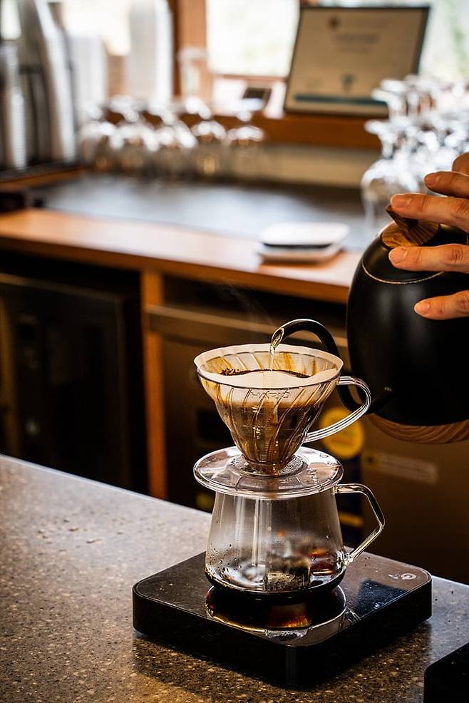 사진 속 장소는 챔프스페이스 커피로스터스