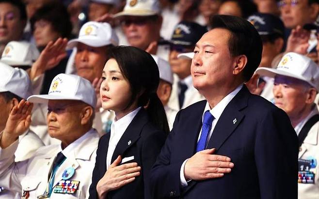 윤석열 대통령과 김건희 여사가 25일 대구 엑스코에서 열린 '6·25전쟁 제74주년 행사'에 참석해 국기에 경례하고 있다. 연합뉴스