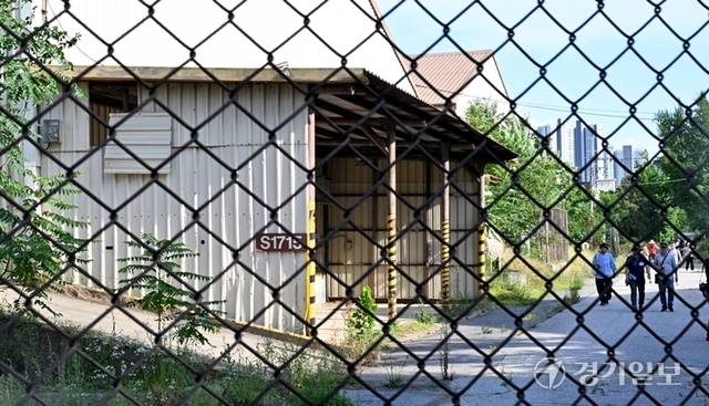 25일 인천 부평구 옛 미군기지(캠프마켓) D구역을 찾은 시민들이 주변을 둘러보고 있다. 조병석기자