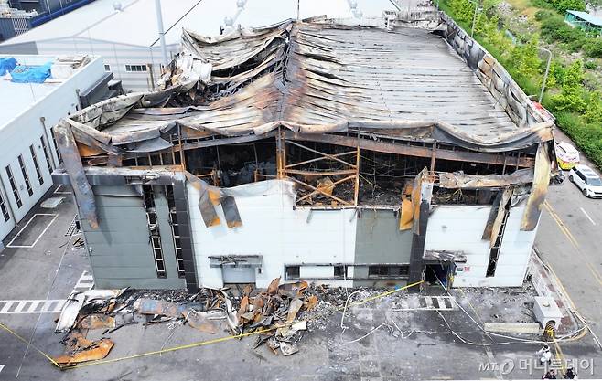 25일 오전 경기 화성시 서신면 일차전지 제조 공장 아리셀 건물이 불에 타 검게 그을려 있다./사진=뉴시스
